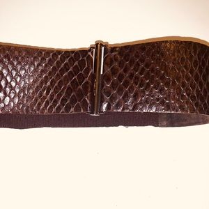 Snakeskin belt. Color Brown.